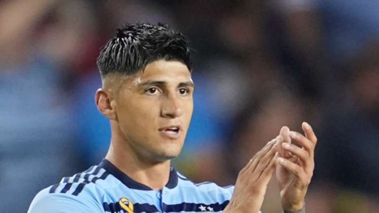 Alan Pulido renueva con el Sporting de Kansas City